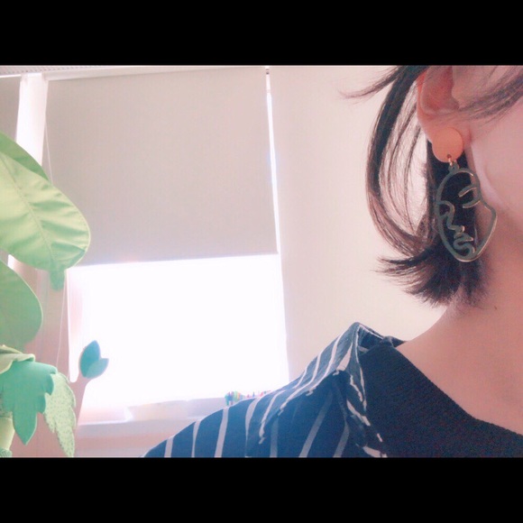 NEW😻 Picasso Abstract Face 2 Tone Earrings - Picture 8 of 8